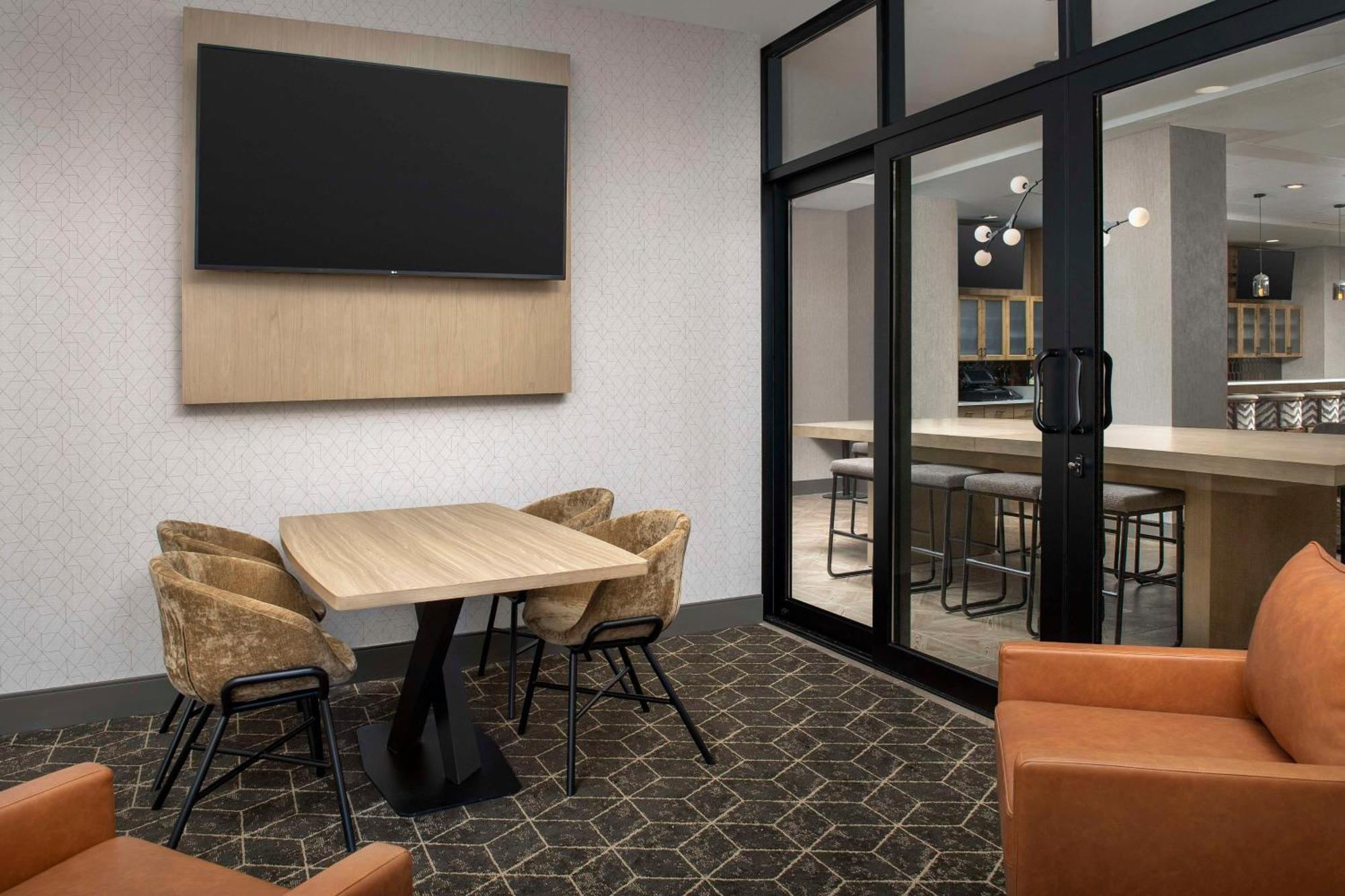 Doubletree By Hilton Hamilton Place 4*
