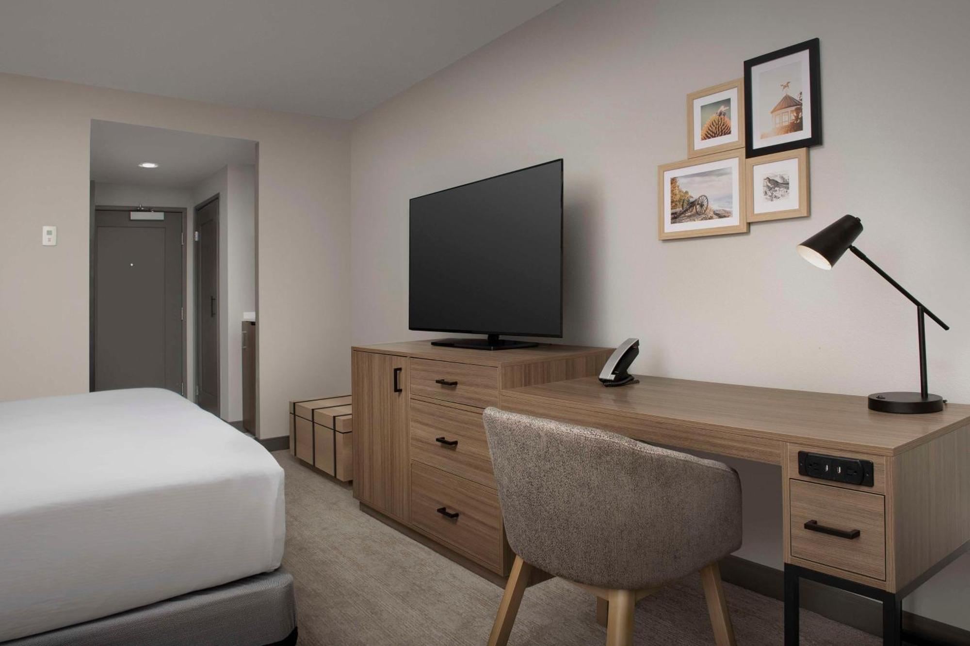 Doubletree By Hilton Hamilton Place Hotel